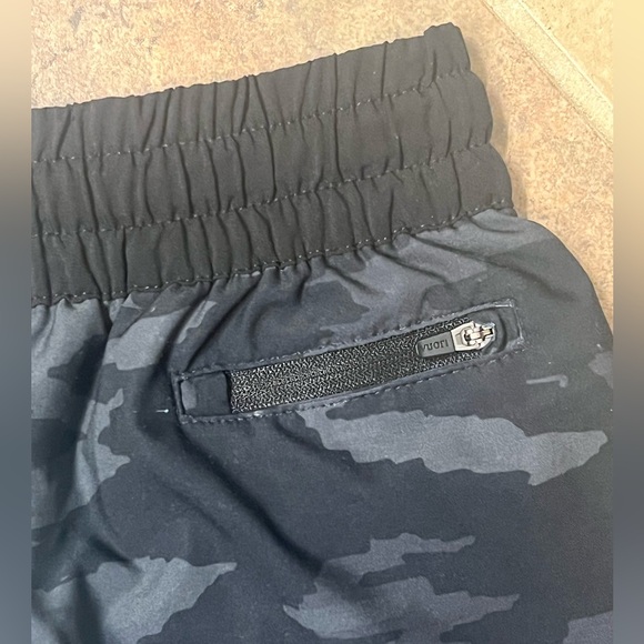 💫Vuori Women’s Clementine Shorts 2.0, Small, Black Camo, Gently Worn! - Picture 5 of 12